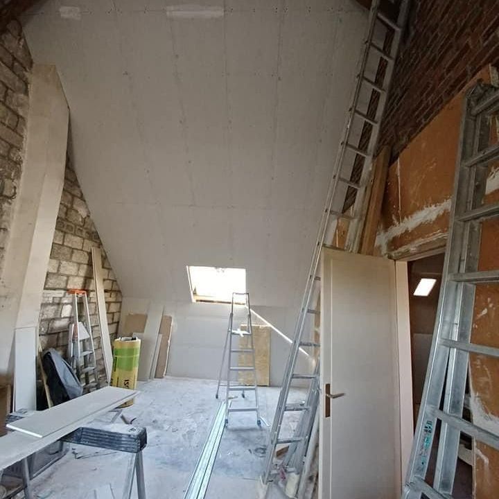 Combles aménagés en travaux pour installer le plafond