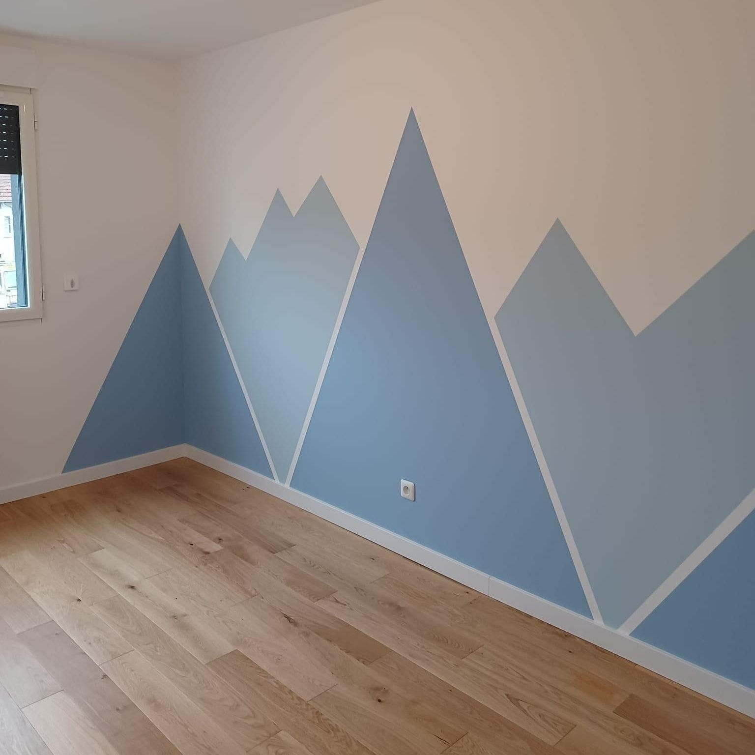Peinture murale géométrique bleu clair avec un effet montagne