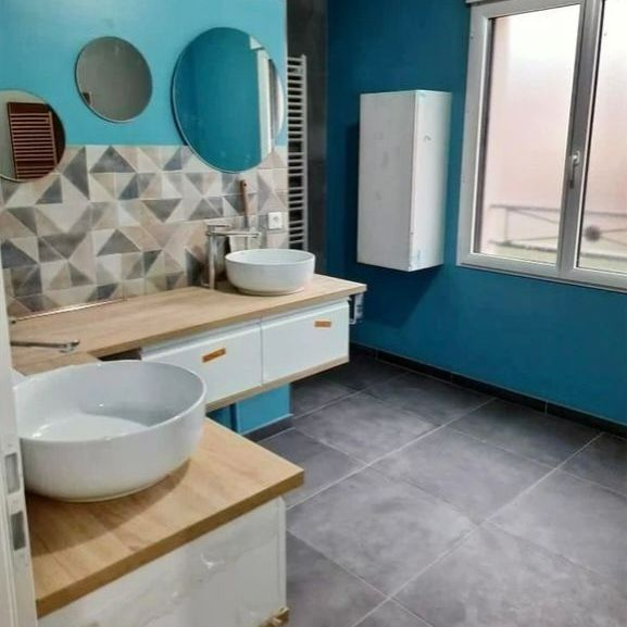 Salle de bains rénovée dans les tons turquoise