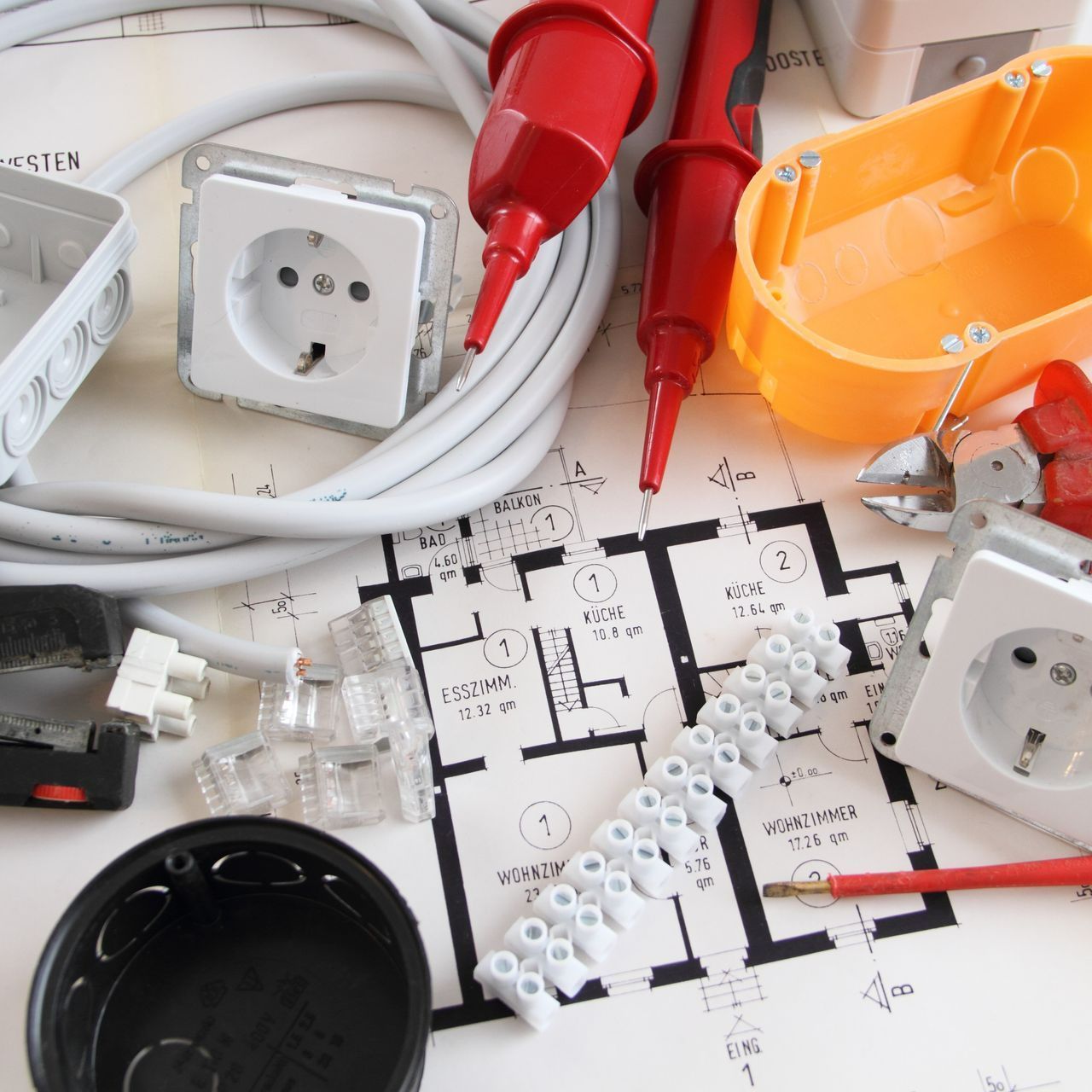 Schéma électrique avec des outils et des éléments électriques