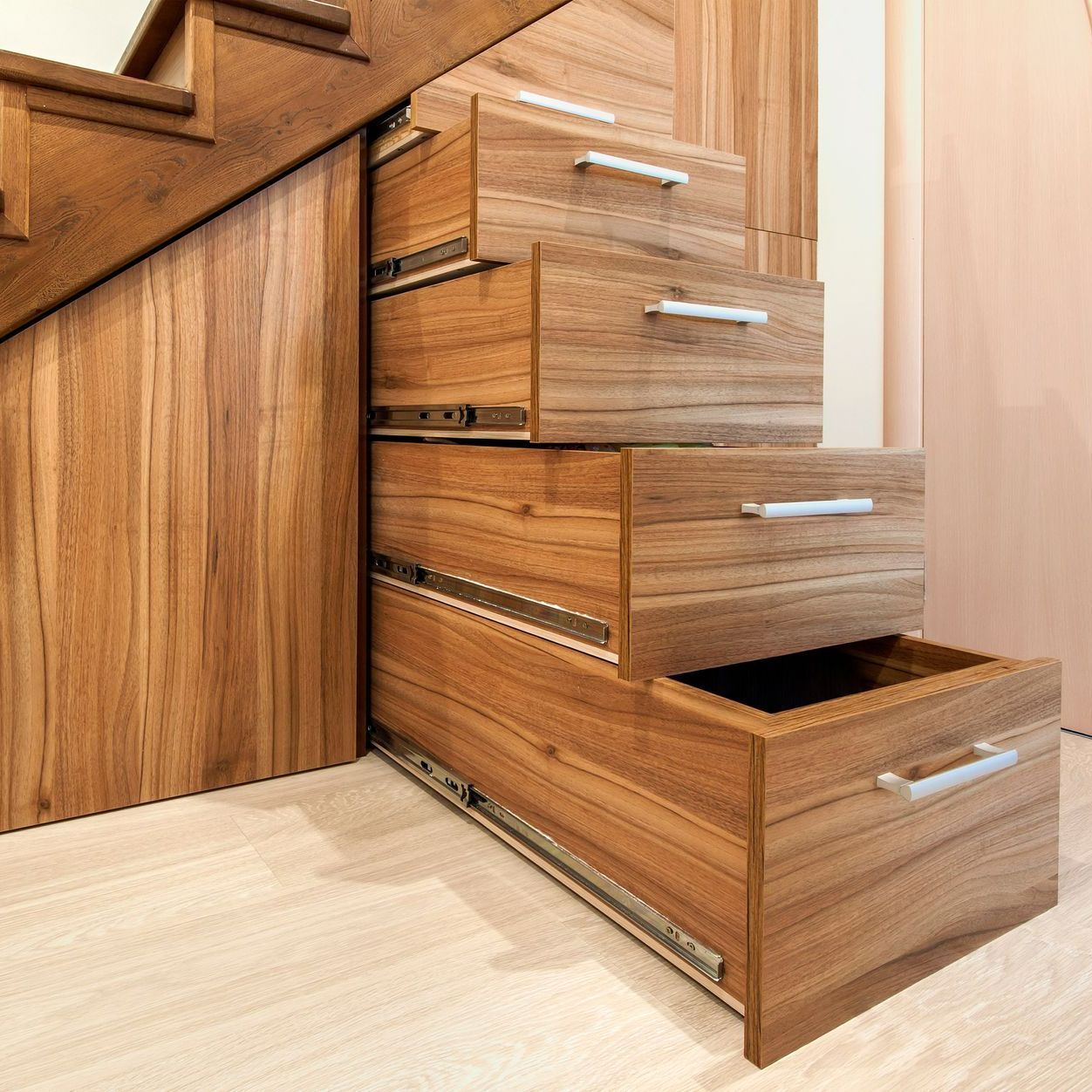 Escalier en bois avec rangements intégrés