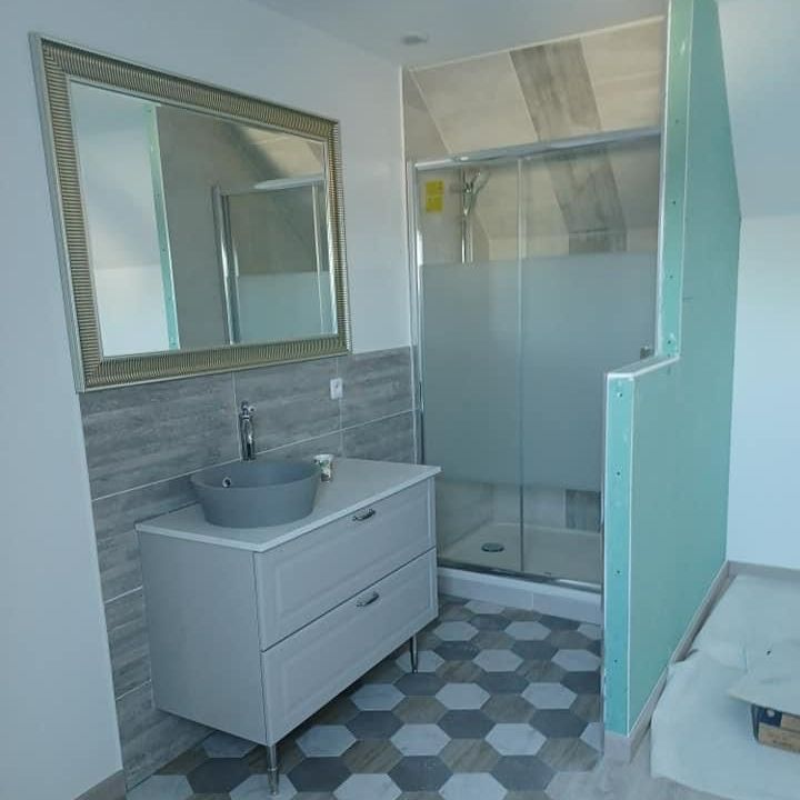 Salle de bains en cours de rénovation