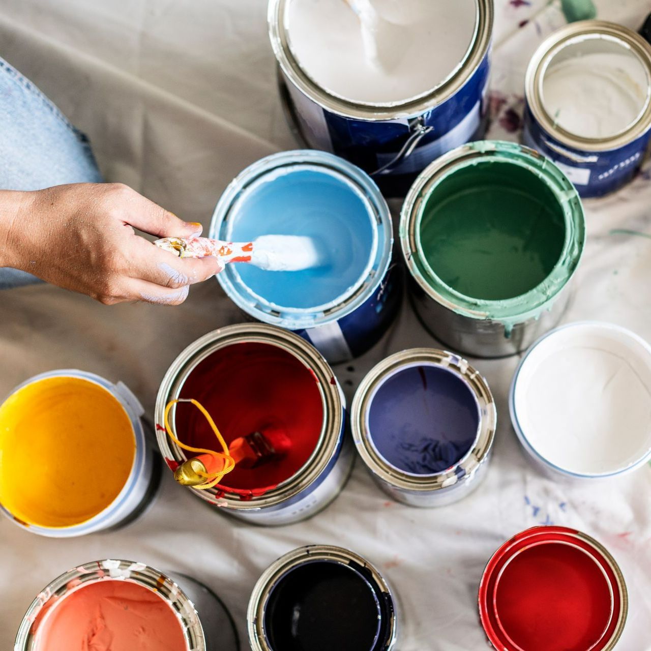 Pots de peinture colorée