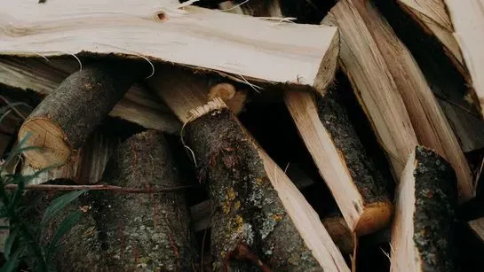 Una pila de madera está colocada una encima de otra en el suelo.