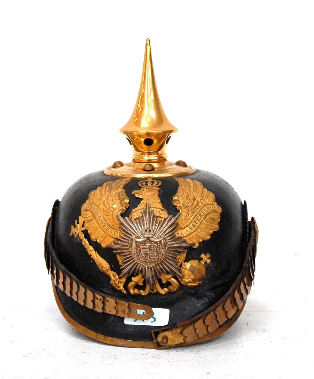 Une personne portant un chapeau de soldat se couvre le visage avec les deux mains.