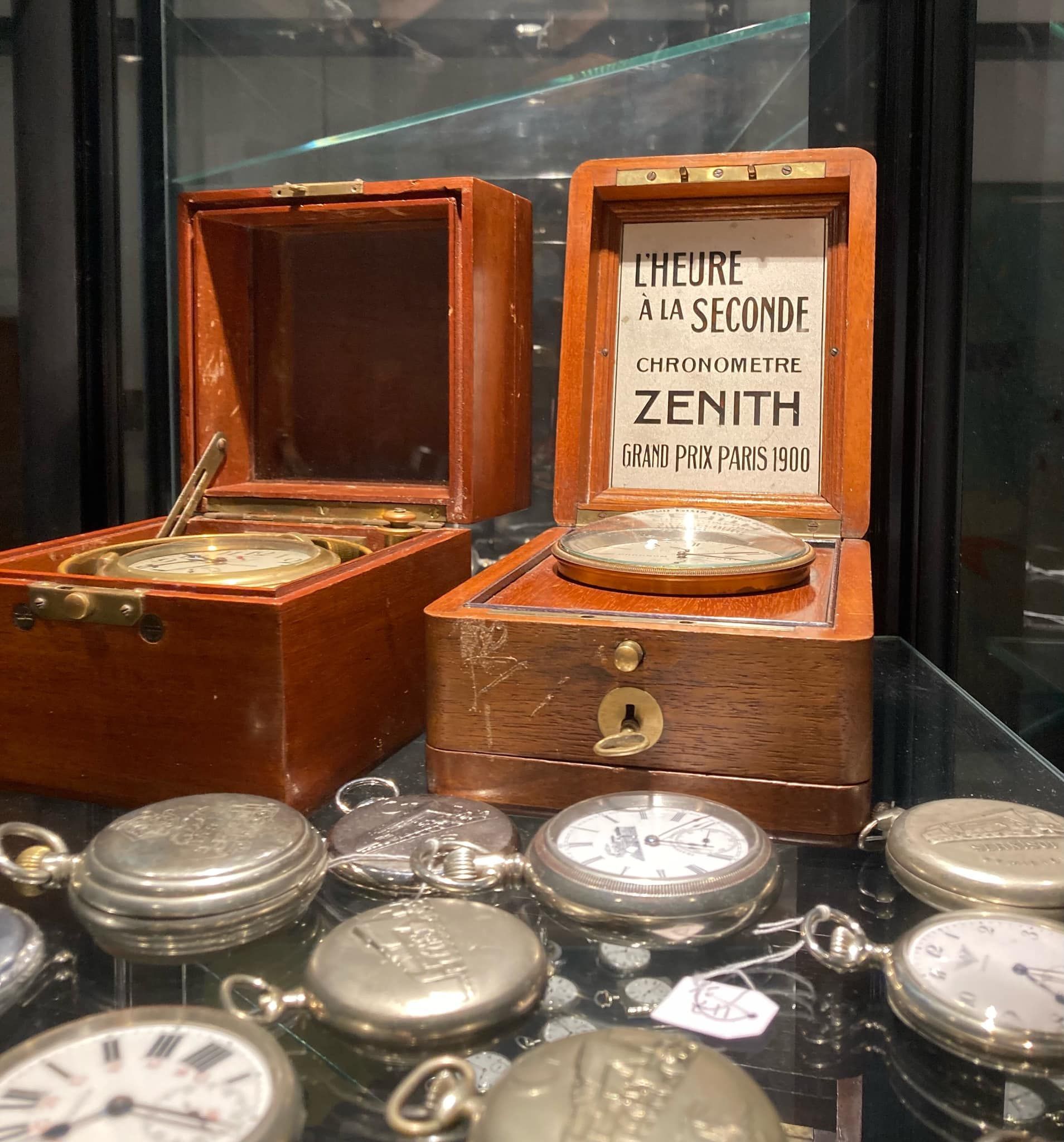 Des boîtes à montre Zenith avec couvercles ouverts.