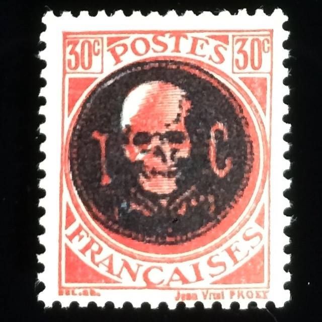 Timbre-poste français, 30 centimes, illustration de crâne rouge et noir avec les inscriptions POSTES et FRANCAISES.