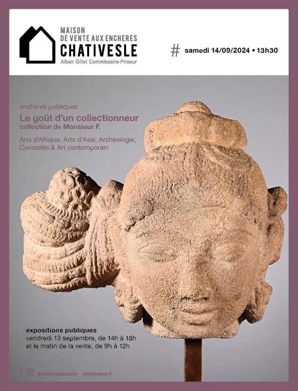 Affiche de Châtivesle Maison de ventes présentant une grande tête sculptée en pierre beige sur fond violet.