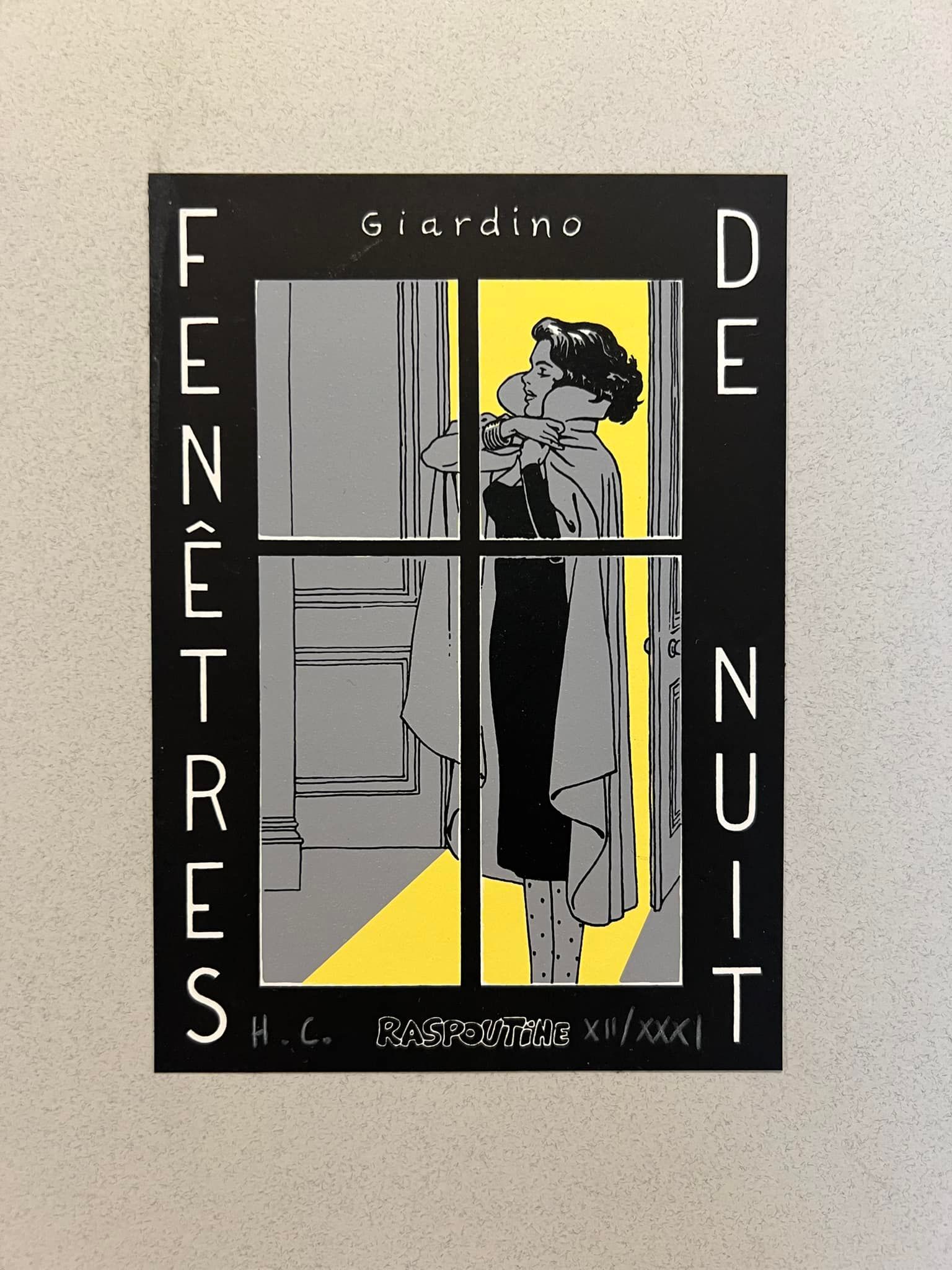Affiche avec fond noir, figure abstraite jaune et grise près d'une porte, intitulée FENÊTRES DE NUIT.