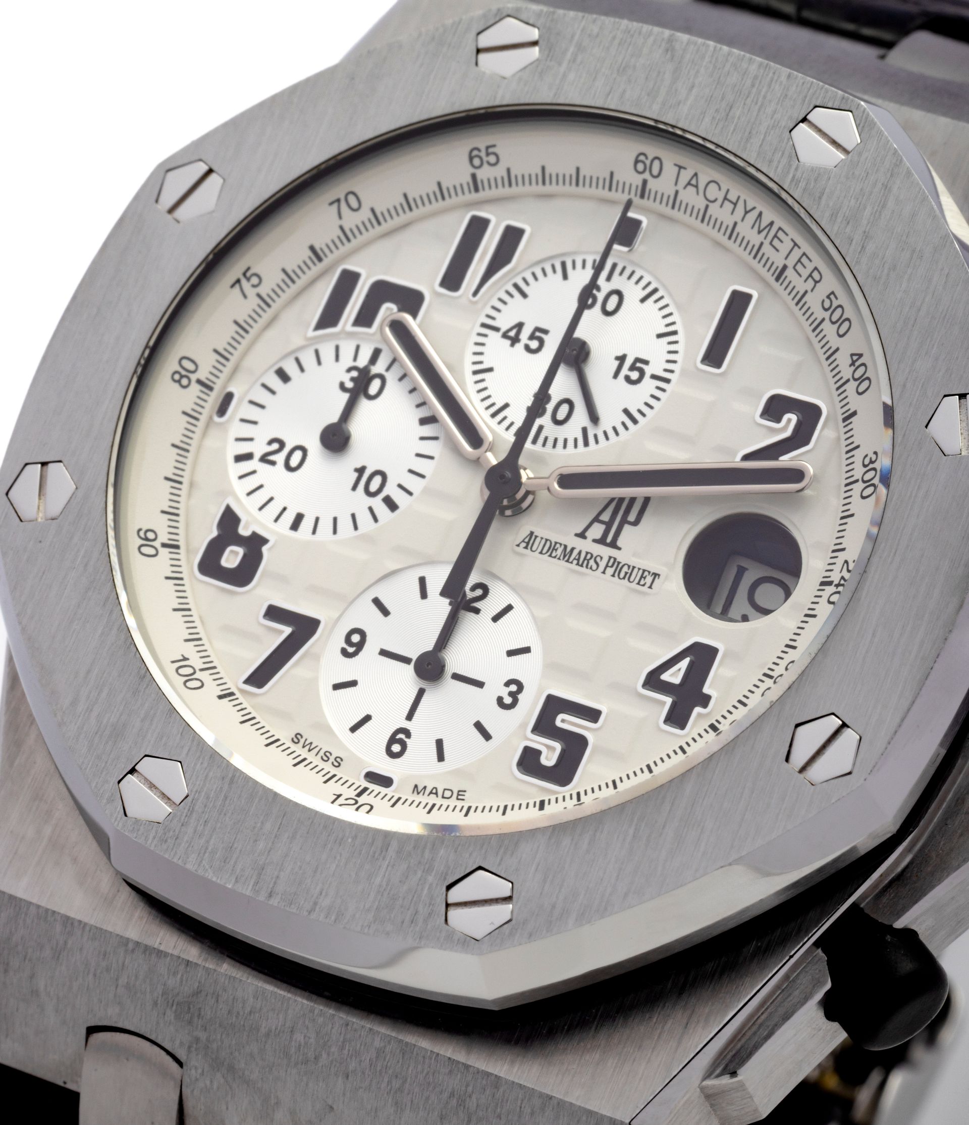Montre Rolex en or et pochette Rolex verte dans un coffret de présentation vert.