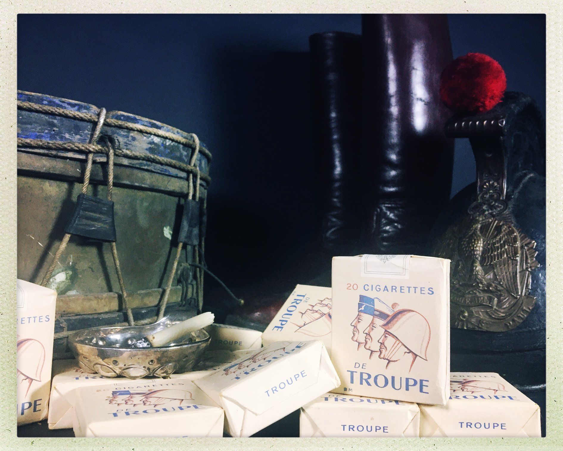 Des objets militaires.