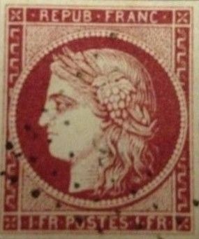 Timbre-poste français, 30 centimes, illustration de crâne rouge et noir avec les inscriptions POSTES et FRANCAISES.