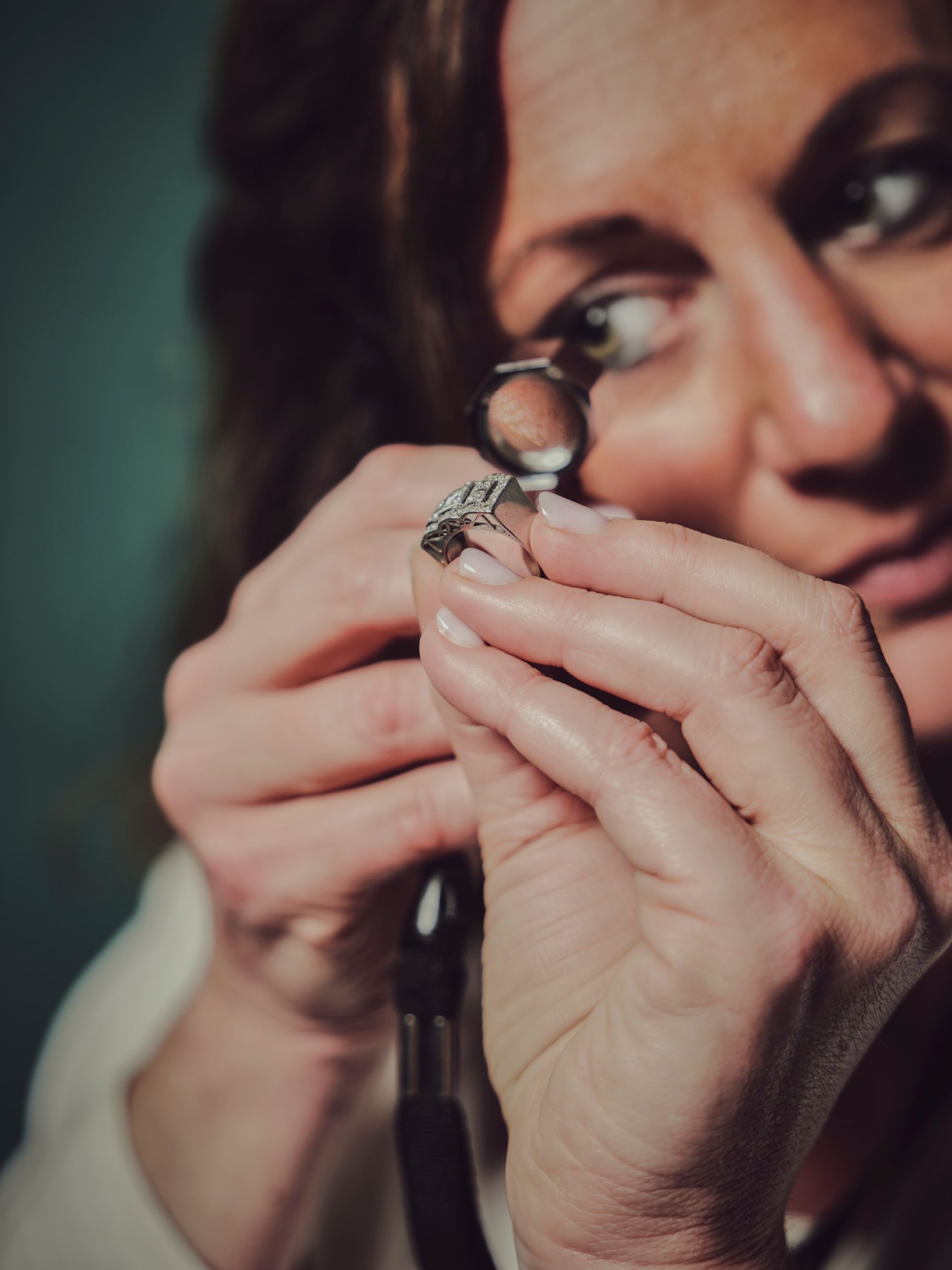 Une personne expertise un objet.