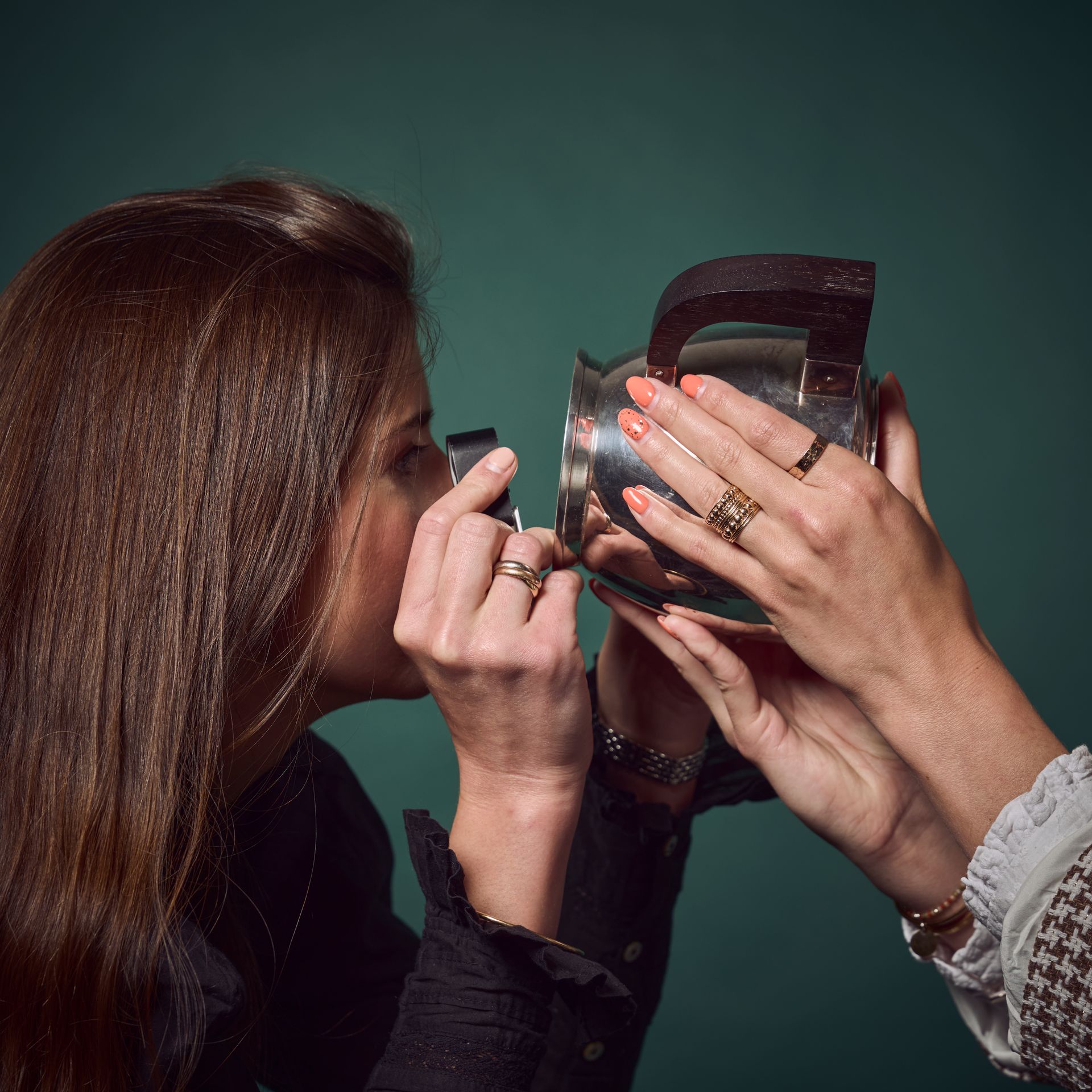Une personne expertise un objet.