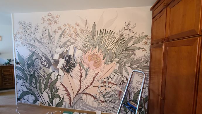 Un canapé et du petit mobilier devant un mur peint en vert d'eau