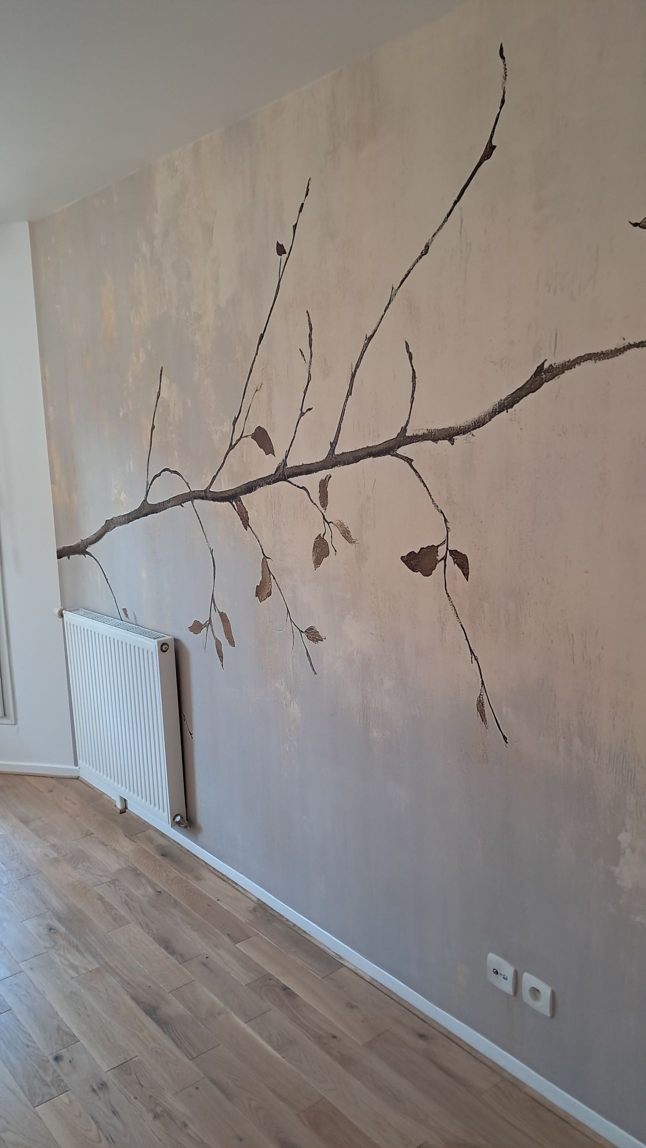 Pose d'un papier peint de couleur beige