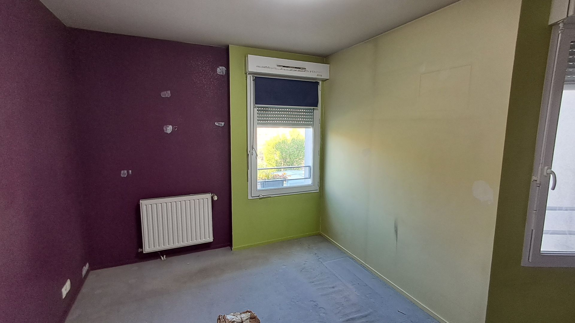 Travaux de peinture sur les murs d'une chambre
