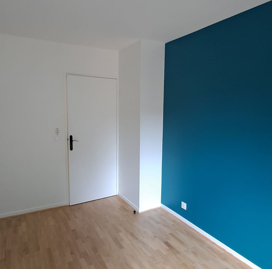 Application d'une peinture de couleur bleue sur les murs