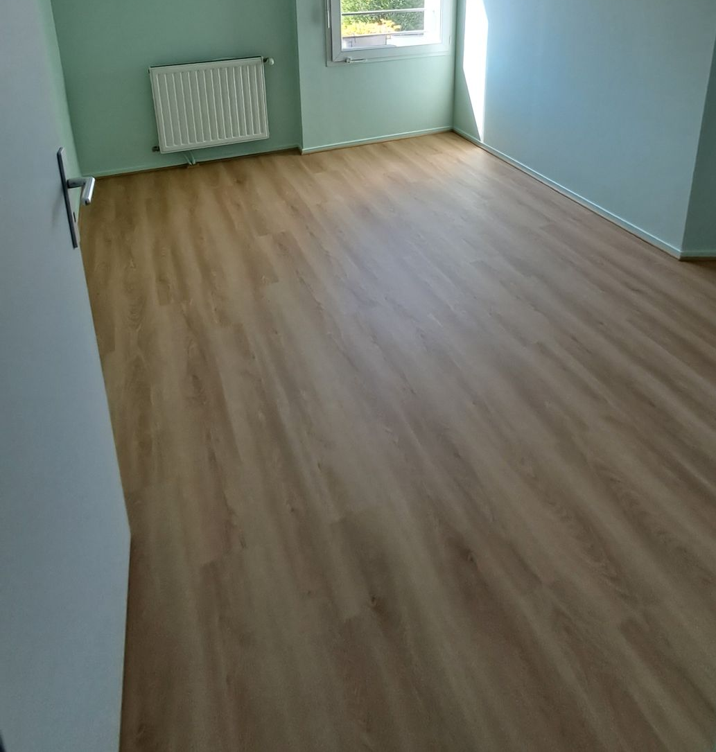 Fixation d'un parquet flottant dans une chambre