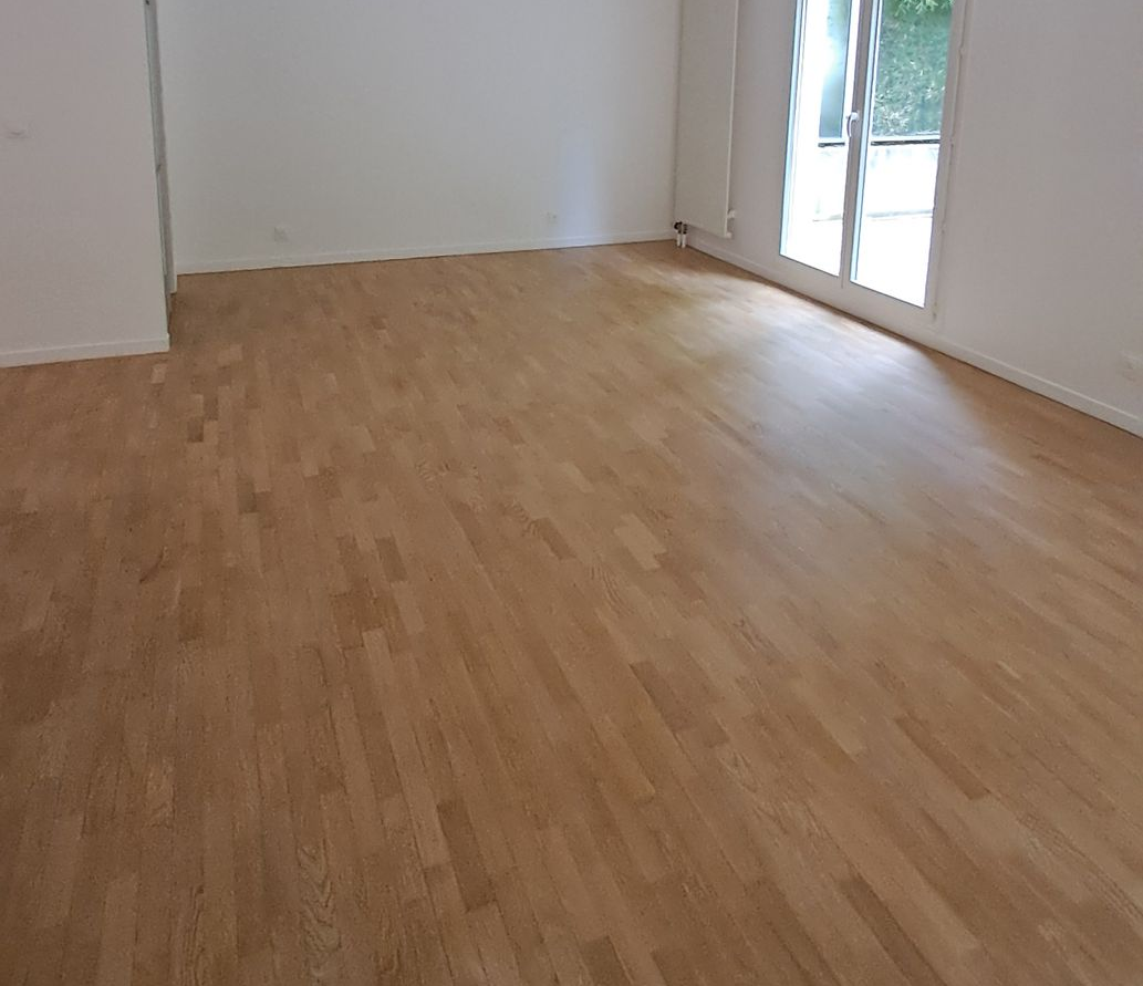 Un parquet flottant dans la pièce principale : salle à manger