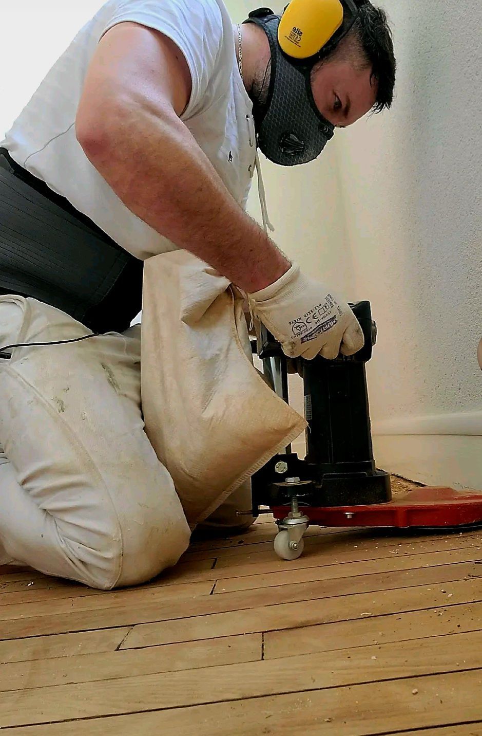 Fixation d'un parquet flottant dans une chambre