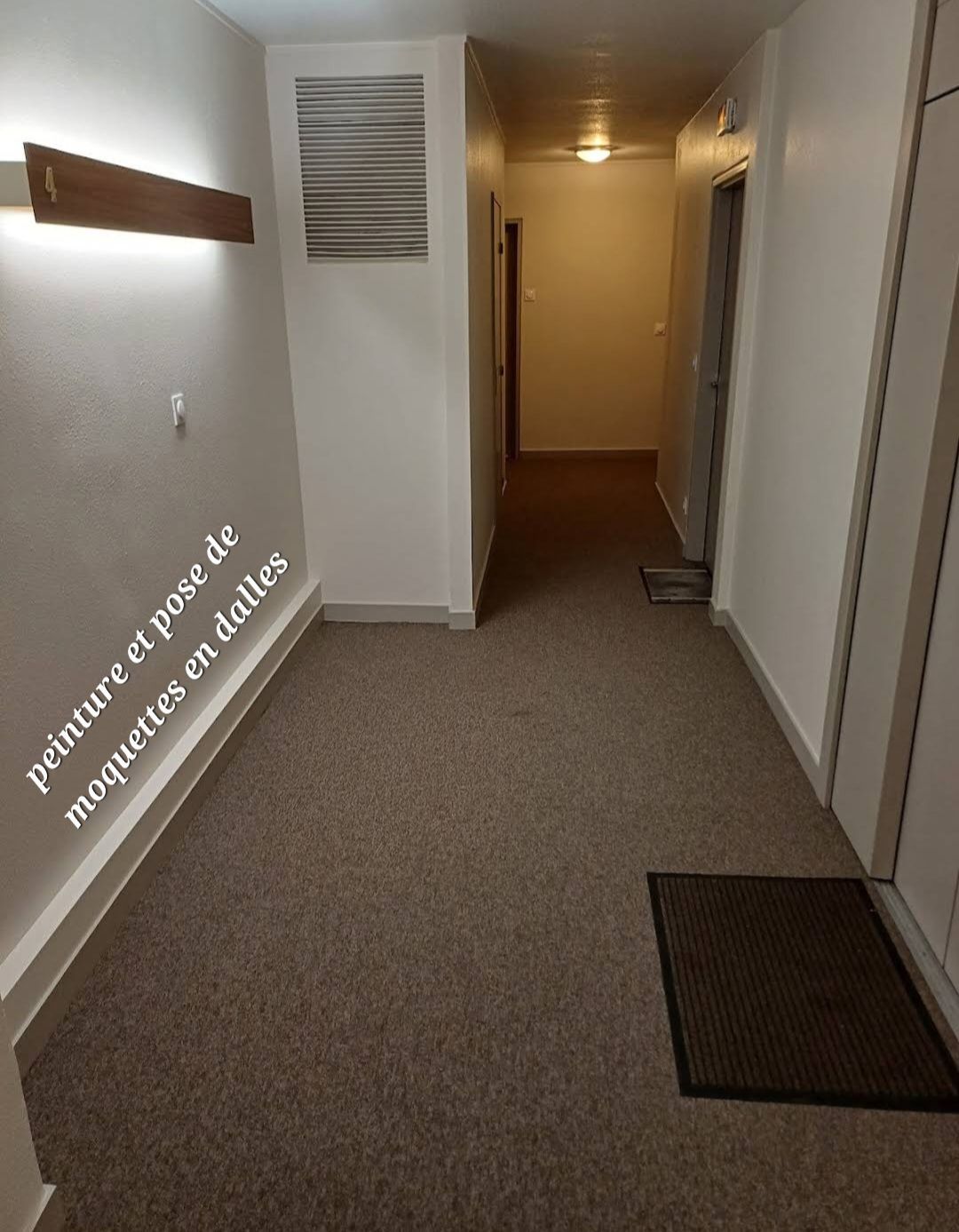 Un peintre met en place la moquette dans une pièce