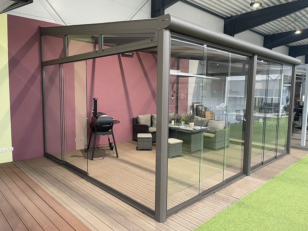 Eine Lupe liegt auf einem Stapel Papiere