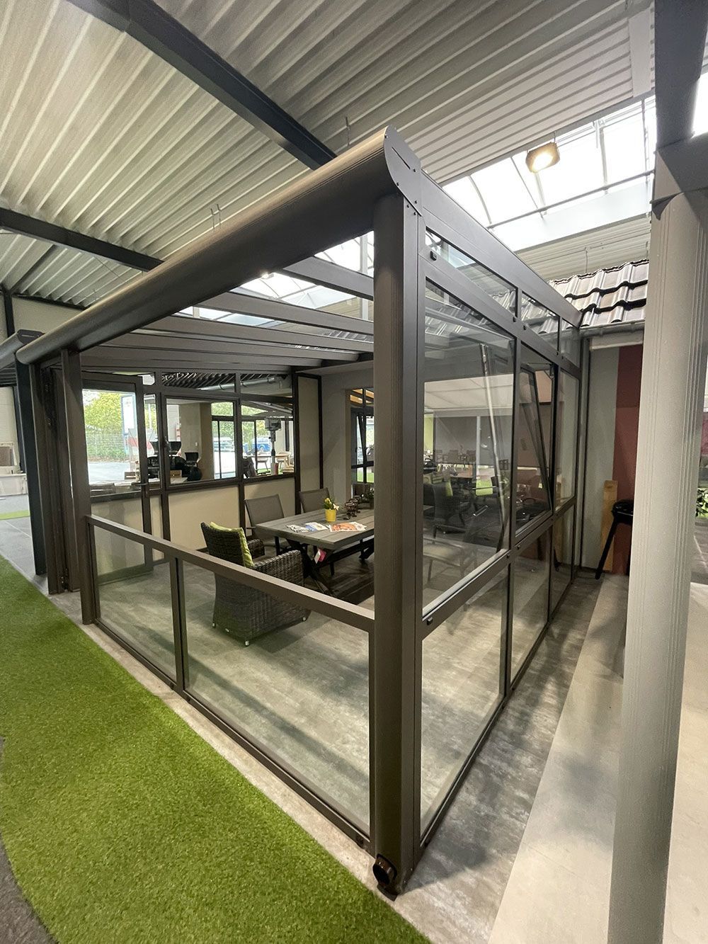 Eine Gruppe Bauarbeiter steht in einem im Bau befindlichen Gebäude.