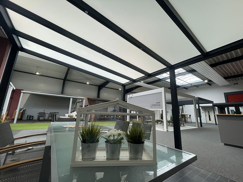 Eine Überwachungskamera hängt an der Decke eines im Bau befindlichen Gebäudes.