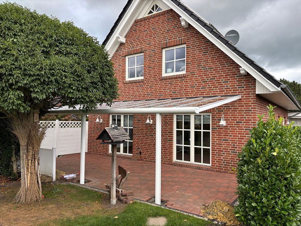 Eine Gruppe von Leuten sitzt an einem Tisch und arbeitet an einem Projekt.