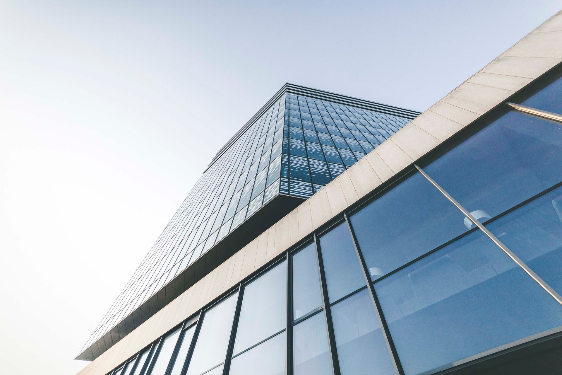 Blick nach oben auf ein hohes Gebäude mit vielen Fenstern