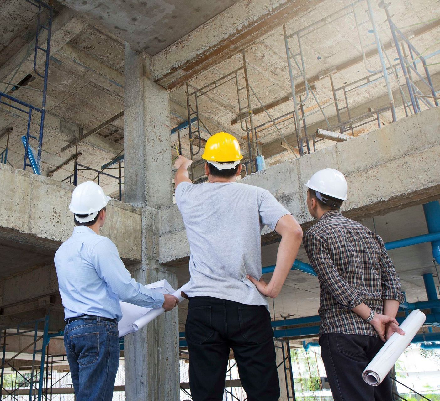 Eine Gruppe Bauarbeiter arbeitet an einem im Bau befindlichen Gebäude.