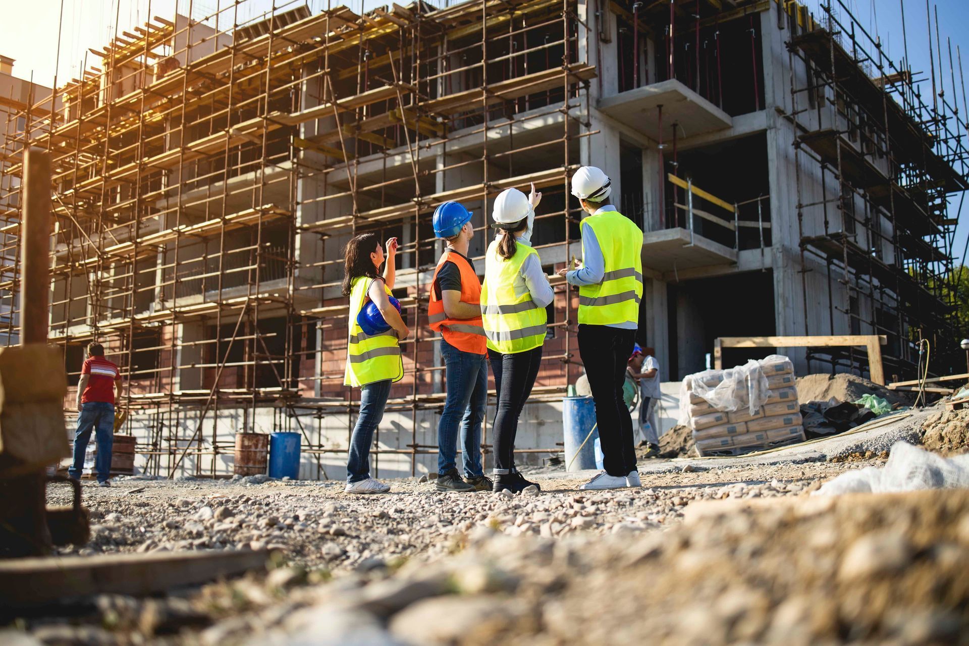 Eine Überwachungskamera hängt an der Decke eines im Bau befindlichen Gebäudes.