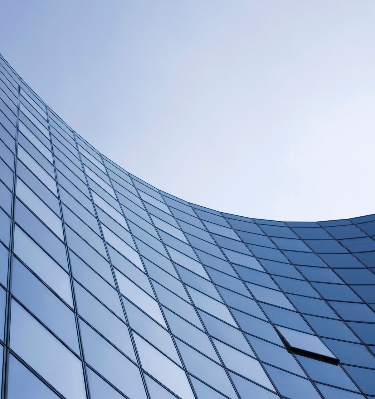 Blick nach oben auf ein Gebäude mit blauem Himmel im Hintergrund