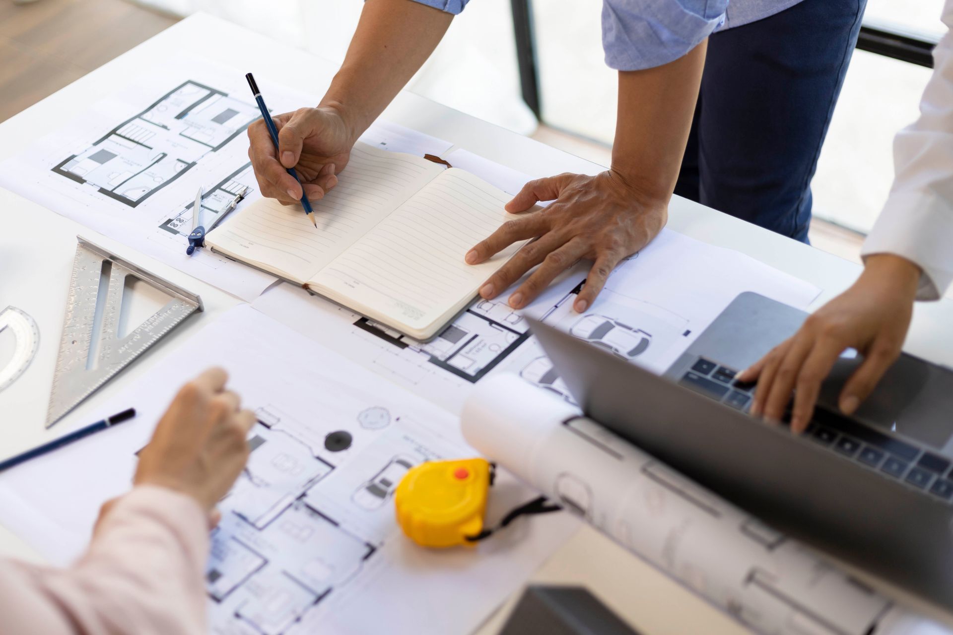 Eine Gruppe von Leuten sitzt an einem Tisch und arbeitet an einem Projekt.