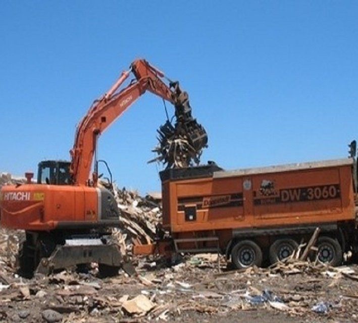 Collecte déchet tractopelle