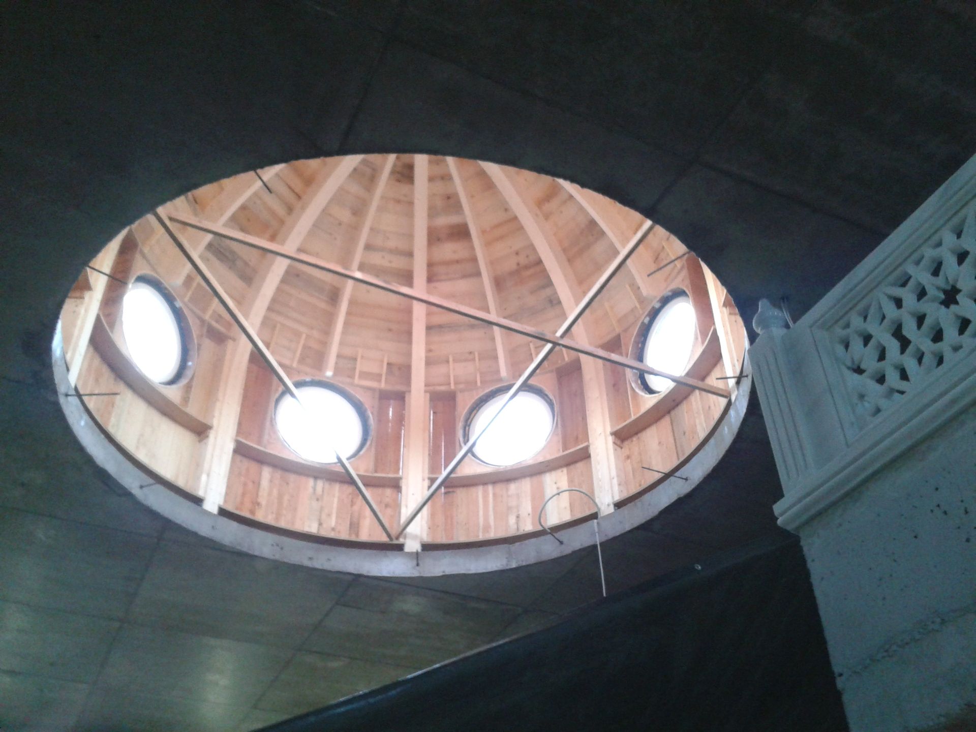 Holzkonstruktion der Kuppel mit Oberlicht im Bau der Moschee Deggendorf