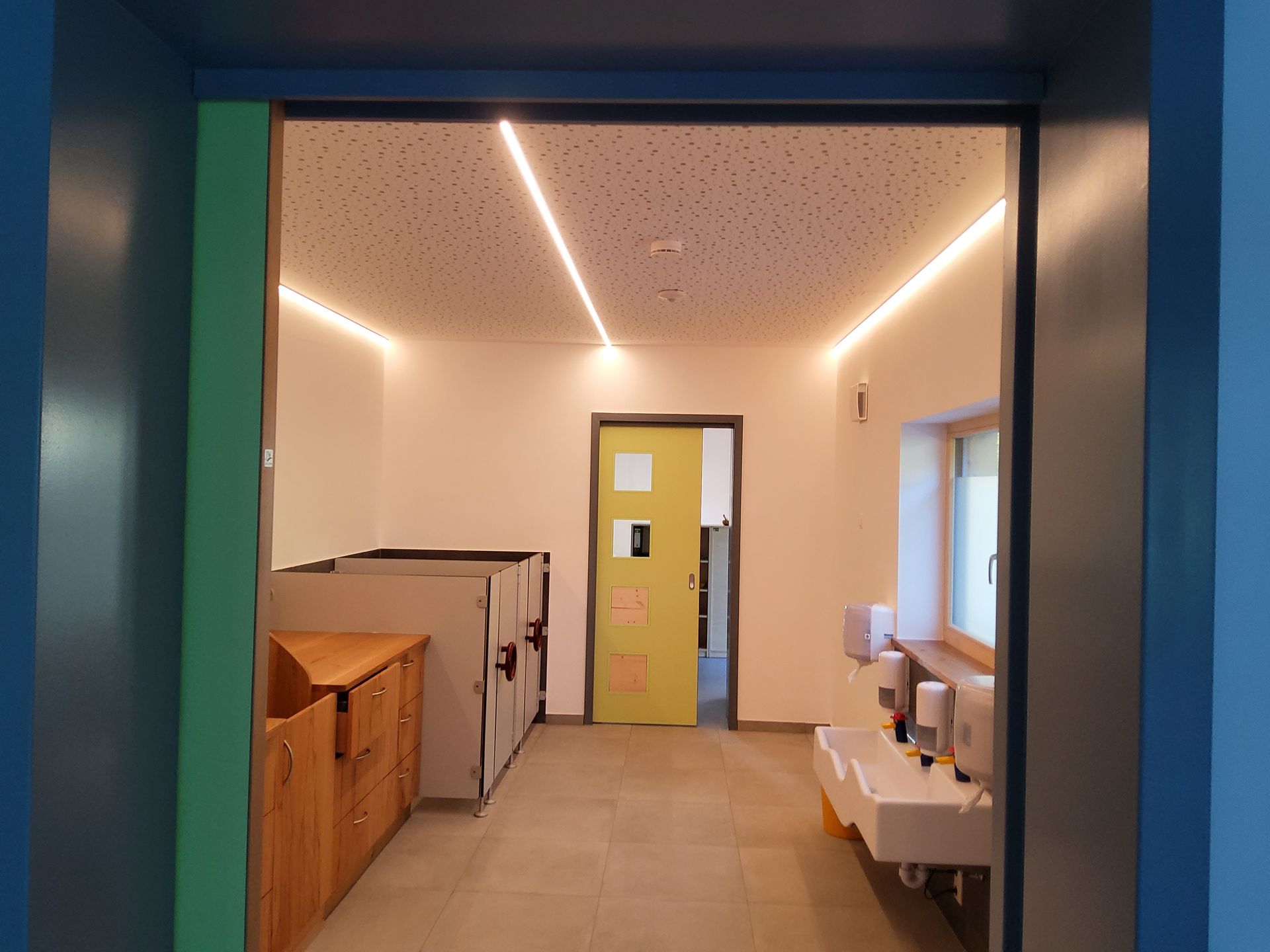Flur mit Garderobe und moderner LED-Beleuchtung im Kindergarten Freyung