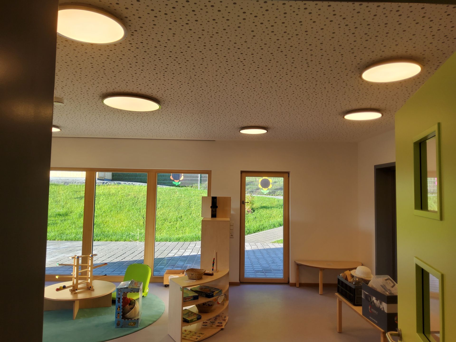 Innenraum mit Küchenzeile und Zugang zu Nebenräumen im Kindergarten Freyung