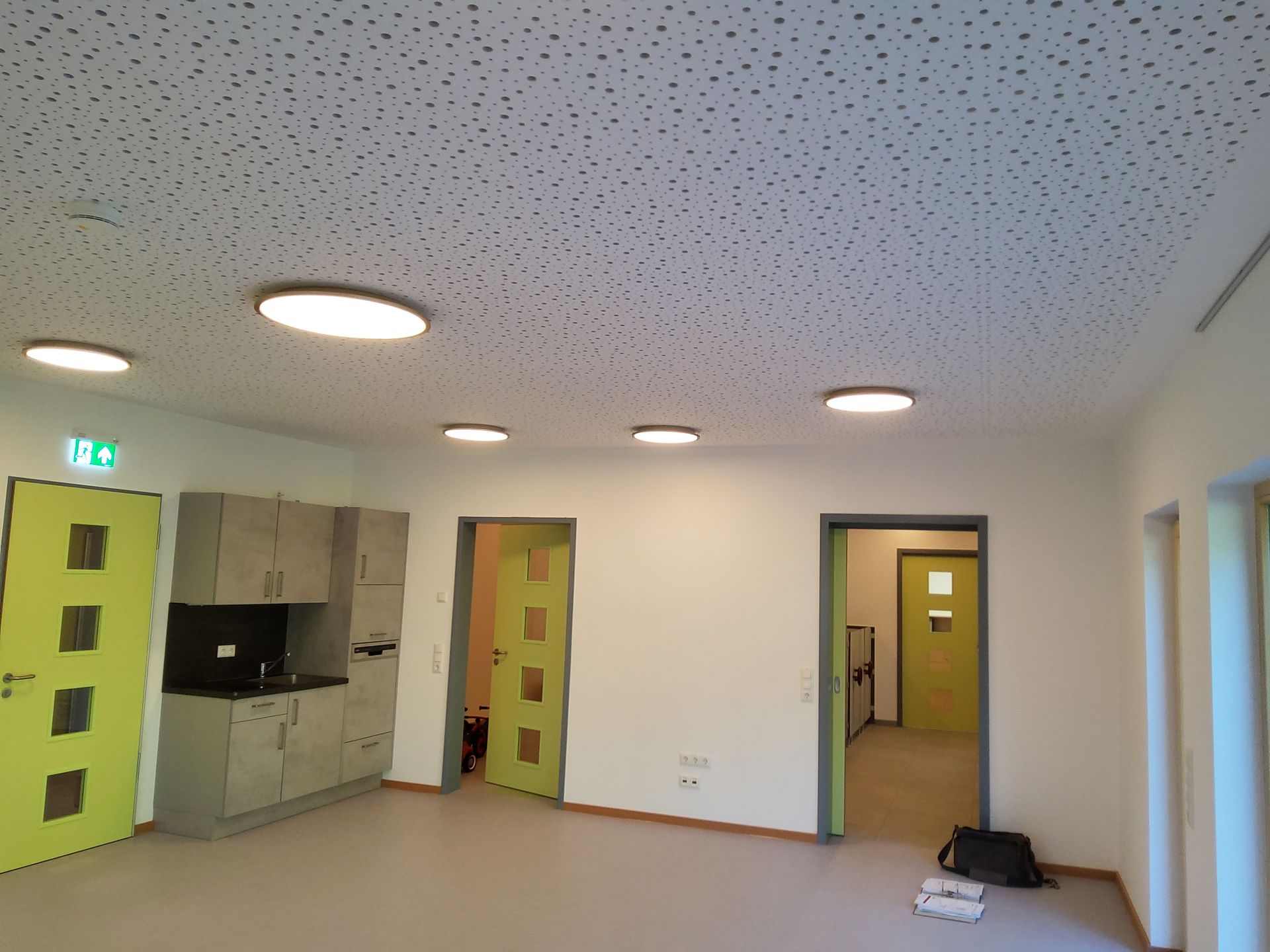 Innenraum mit Küchenzeile und Zugang zu Nebenräumen im Kindergarten Freyung