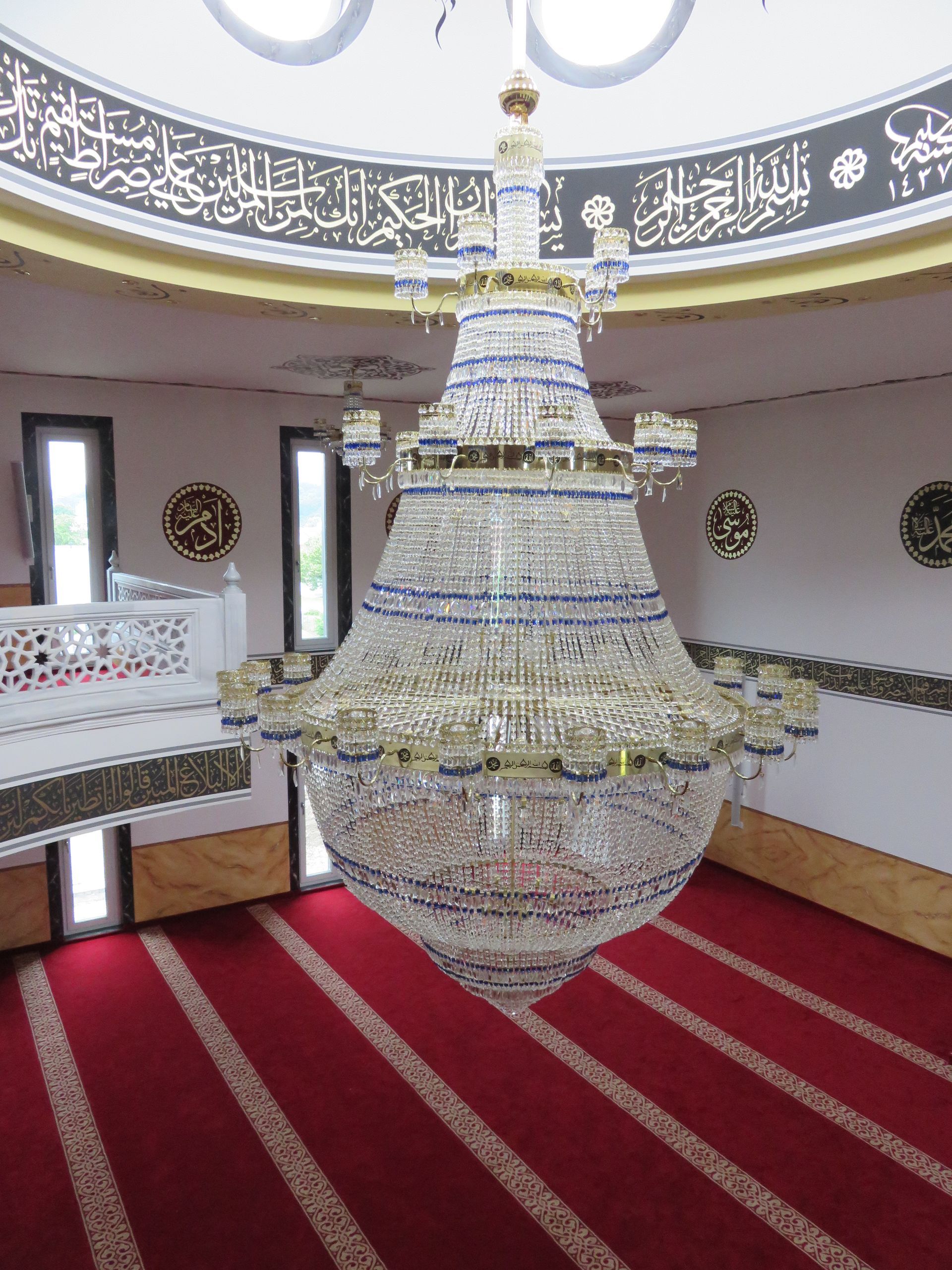 Detailaufnahme Kronleuchter unter der Kuppel der Moschee Deggendorf