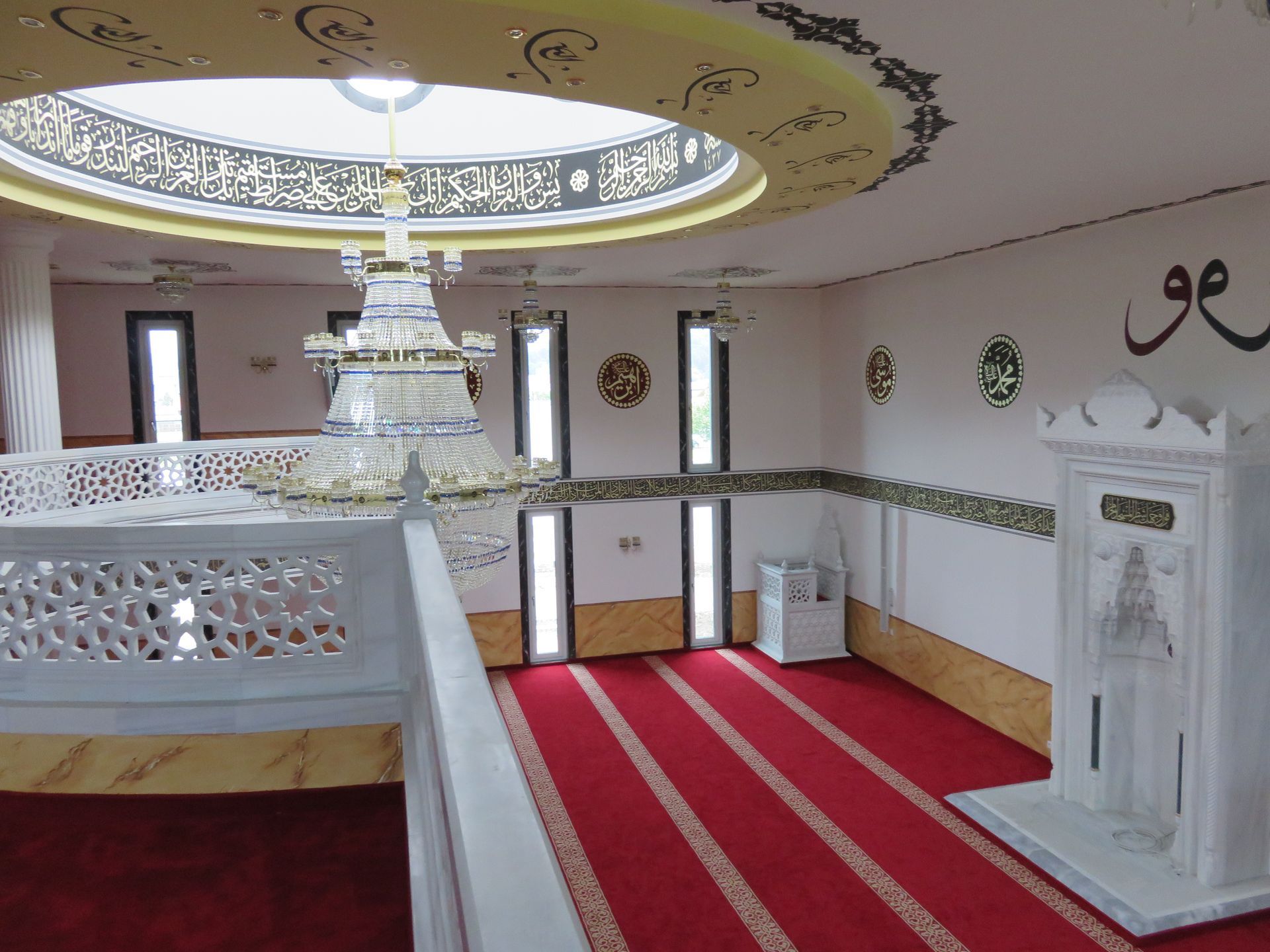 Heller Gebetsraum mit Empore und Teppich in der Moschee Deggendorf
