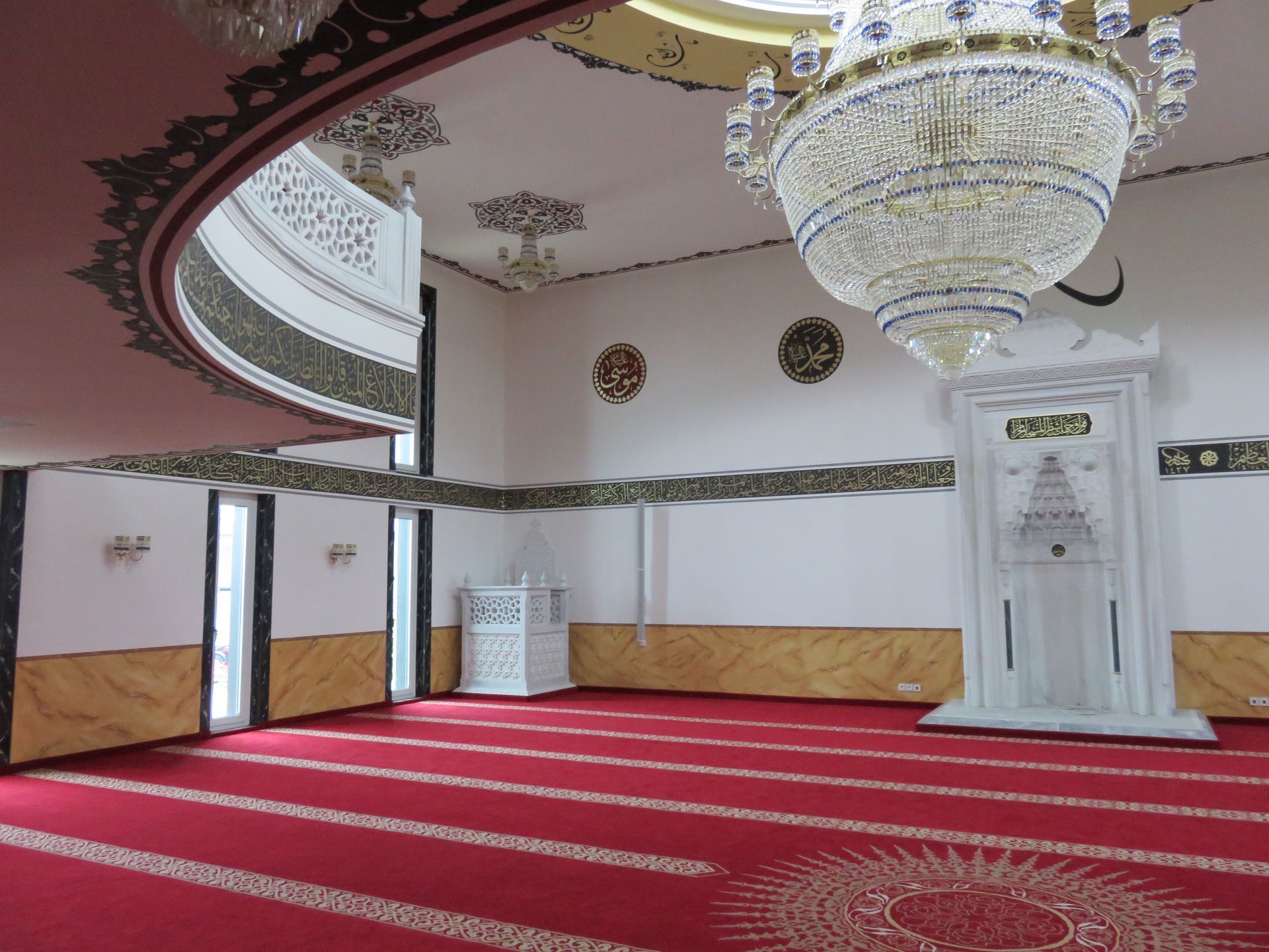 Moschee Deggendorf Innenansicht mit Kuppel und umlaufender Galerie