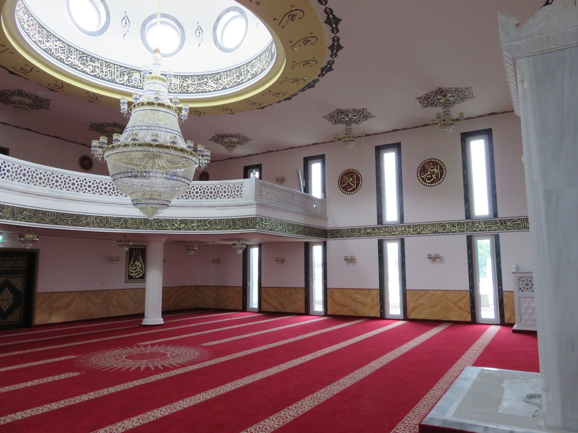 Gebetsraum mit Galerie und großer Kuppel in der Moschee Deggendorf