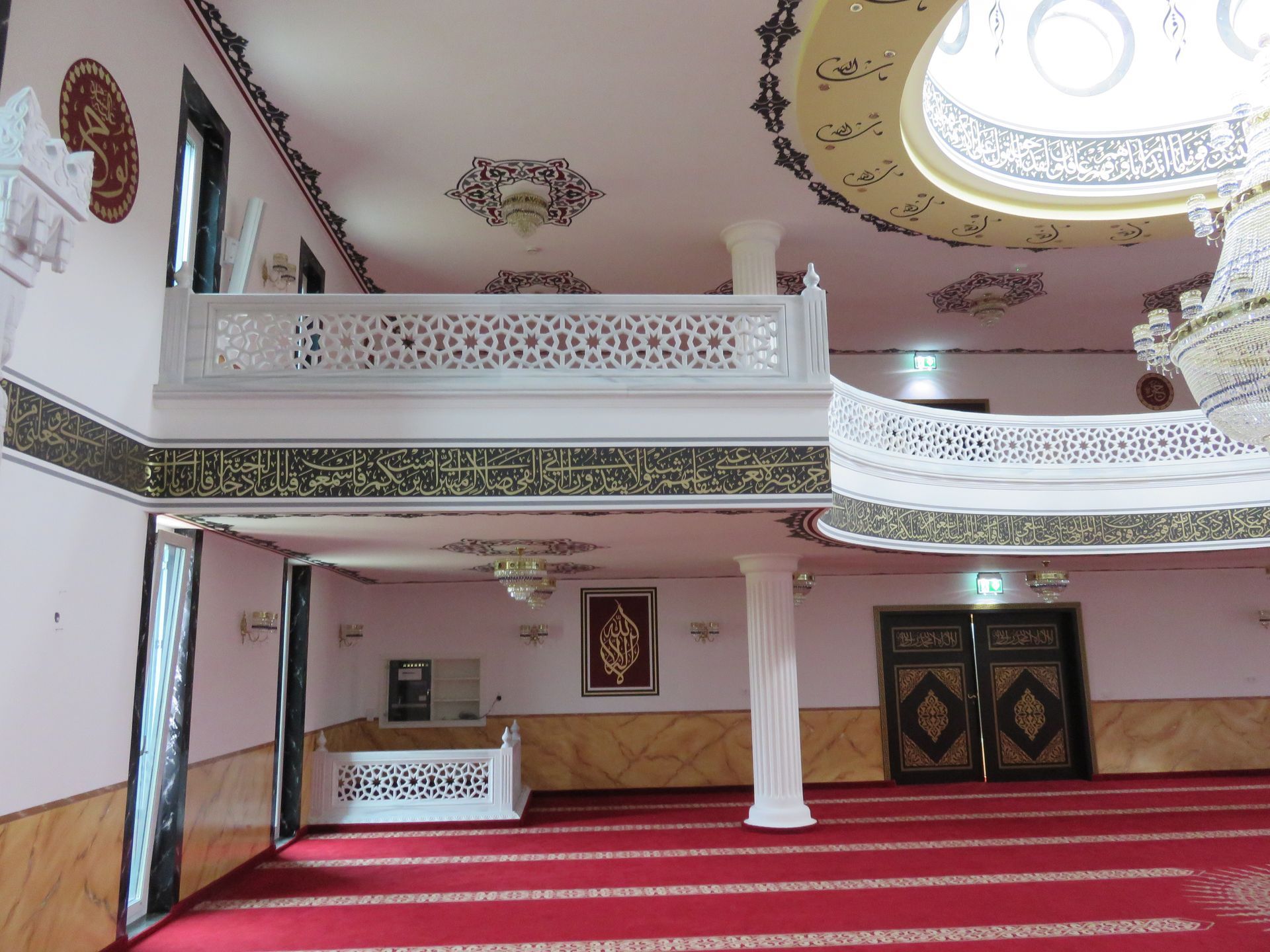 Innenansicht mit Empore und dekorativer Decke in der Moschee Deggendorf