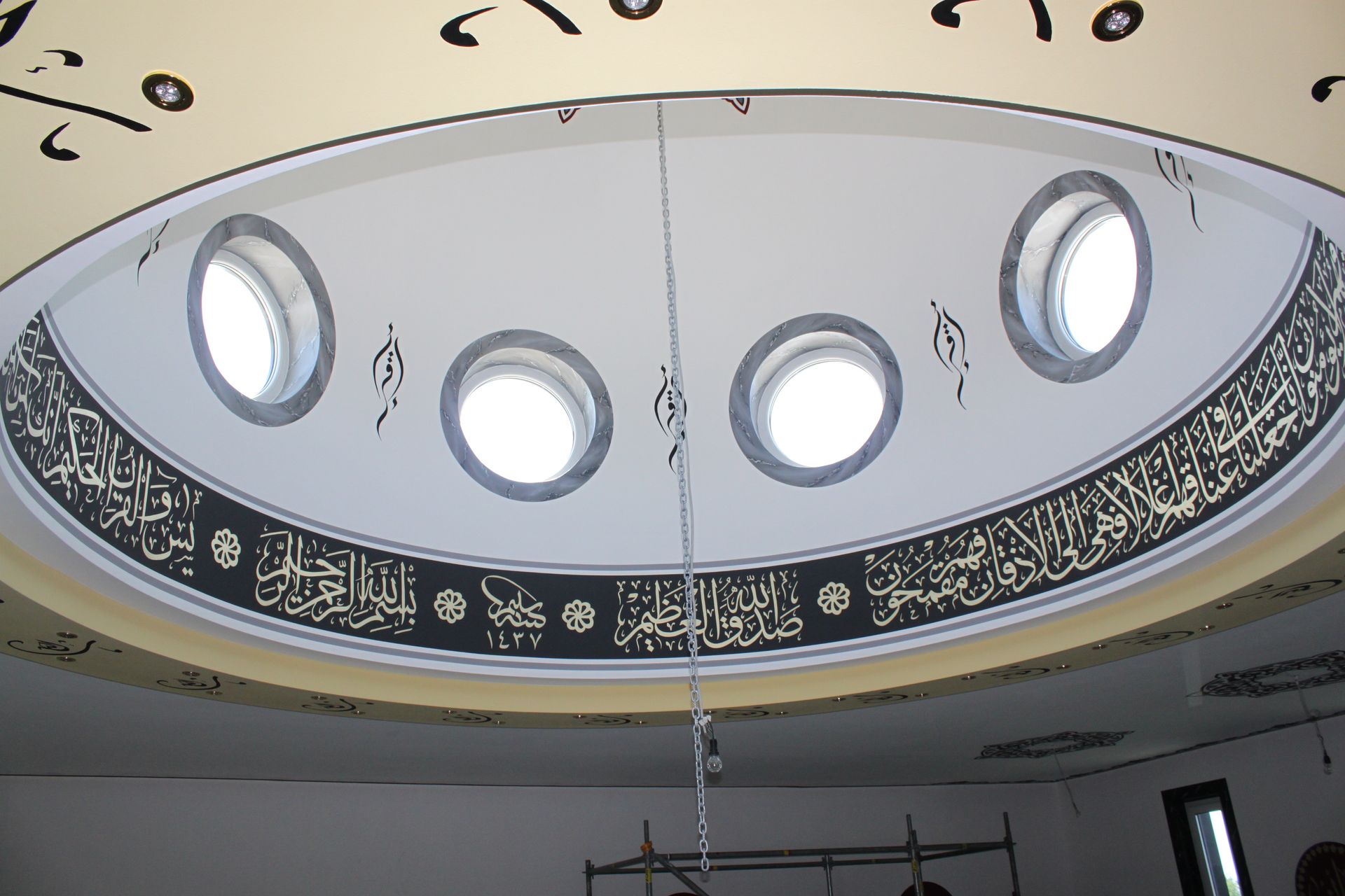 Detail der Kuppel mit Rundfenstern und kalligrafischen Verzierungen in der Moschee Deggendorf