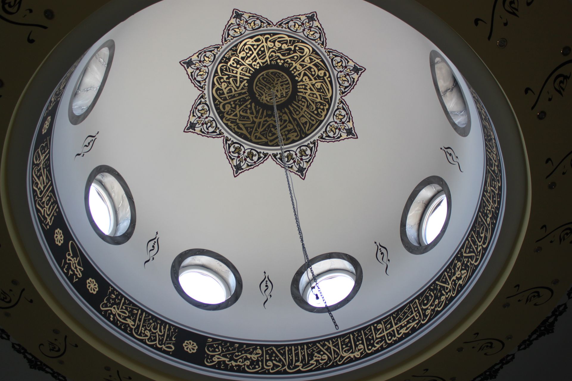 Fertig gestaltete Kuppel mit Ornamenten und Rundfenstern in der Moschee Deggendorf