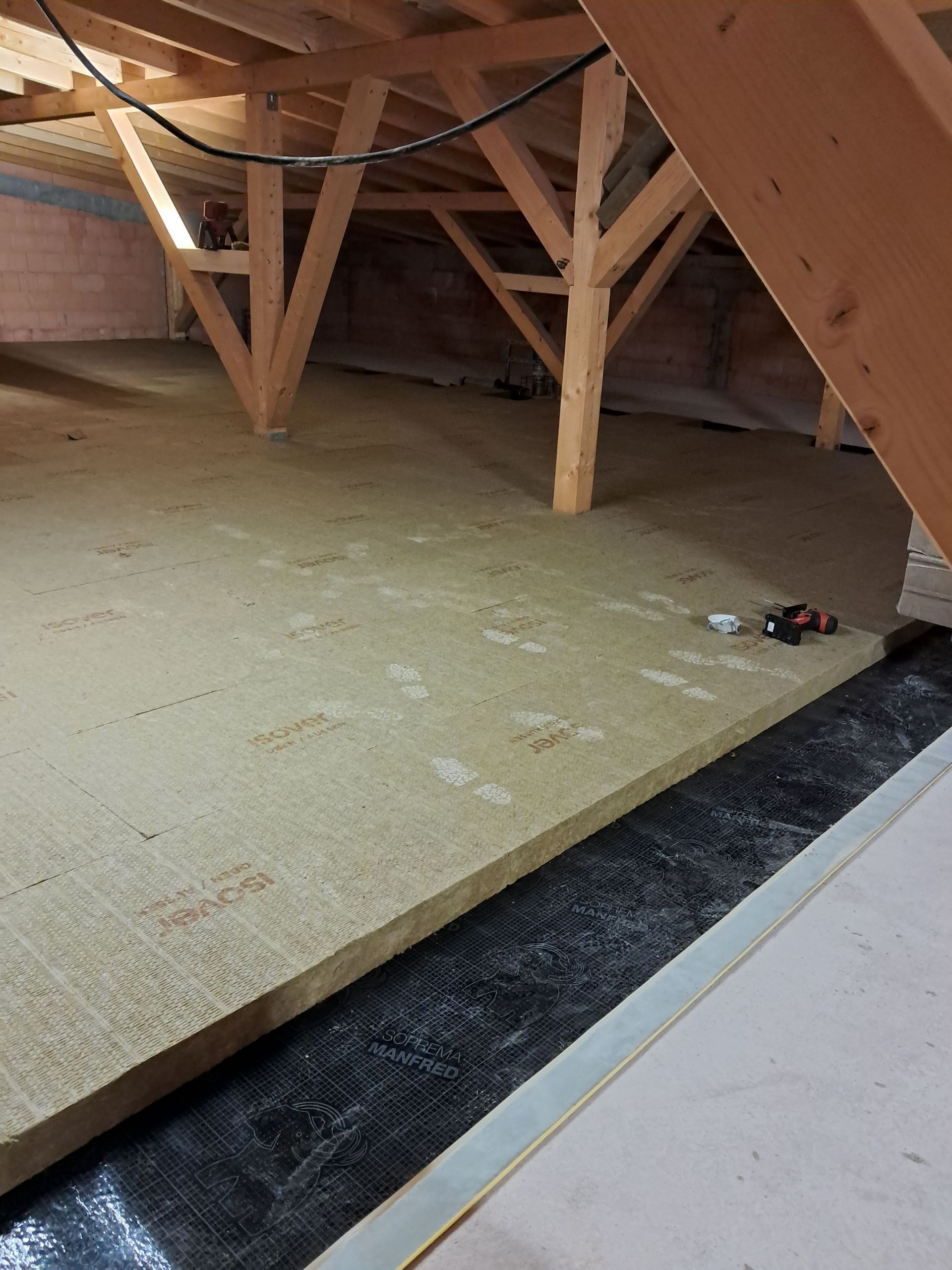 Dachstuhl mit freigelegter Holzkonstruktion und tragenden Balken im Dachgeschoss