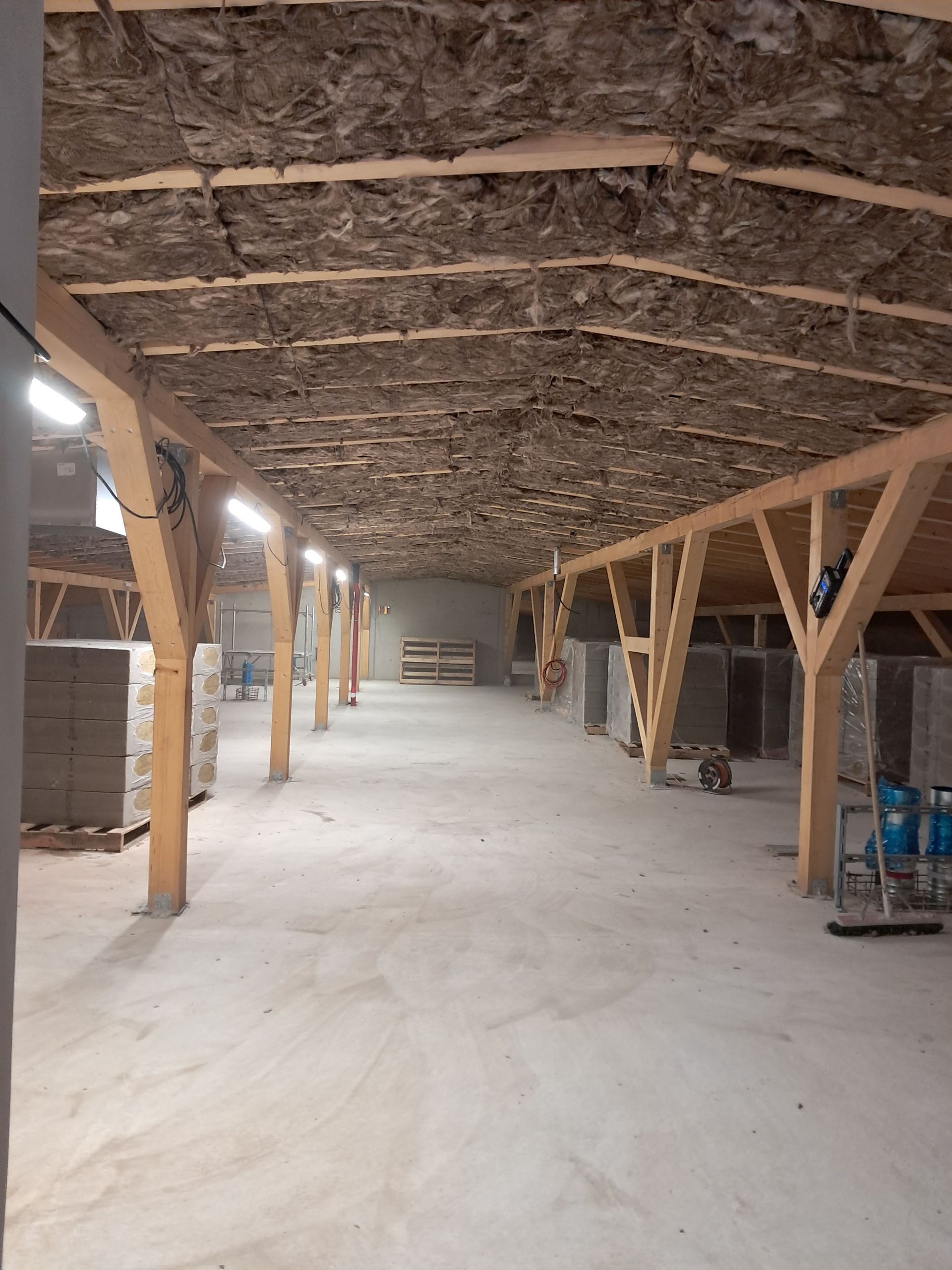 Dachstuhl mit freigelegter Holzkonstruktion und tragenden Balken im Dachgeschoss