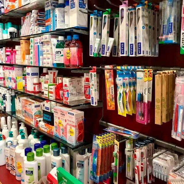 Un estante lleno de cepillos de dientes y pasta de dientes, incluido uno que dice Vitis